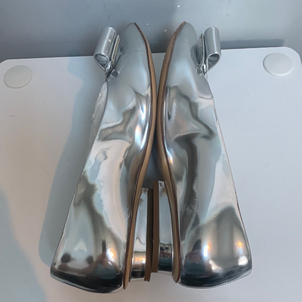 ❌sold❌ Authentic Ferragamo Viva leather silver mirror flats - Picture 3 of 17